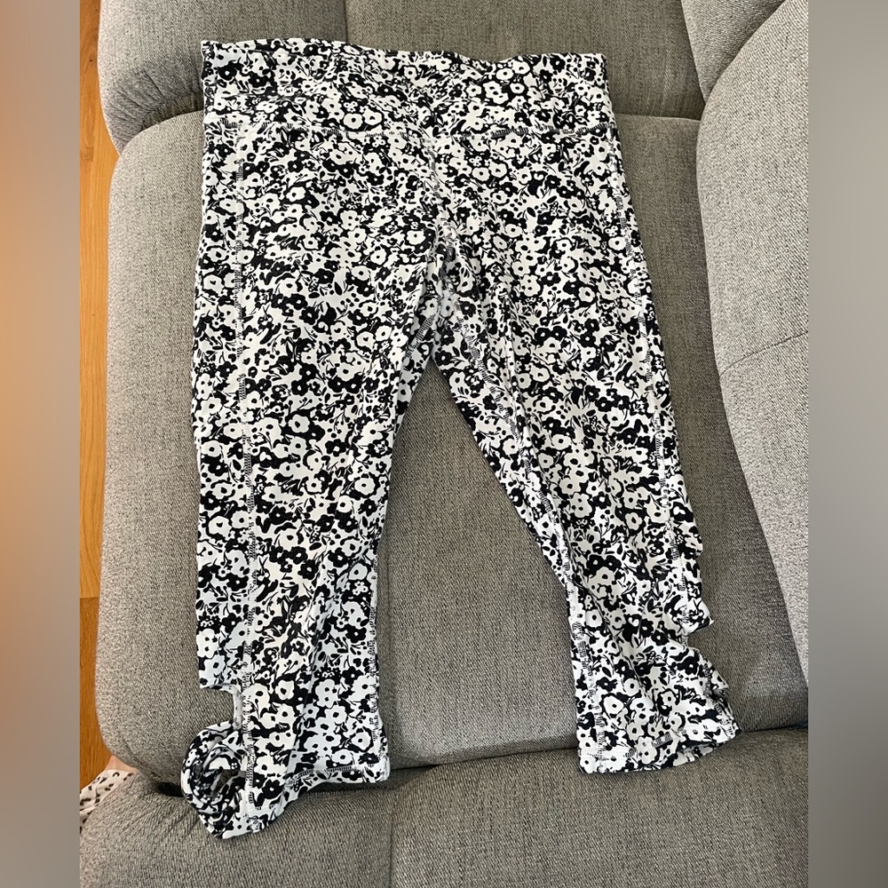Xersion Black & White Floral capri Leggings